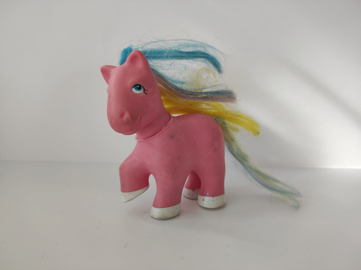 Ponyfigur: Lyserød med flerfarvet man og hale