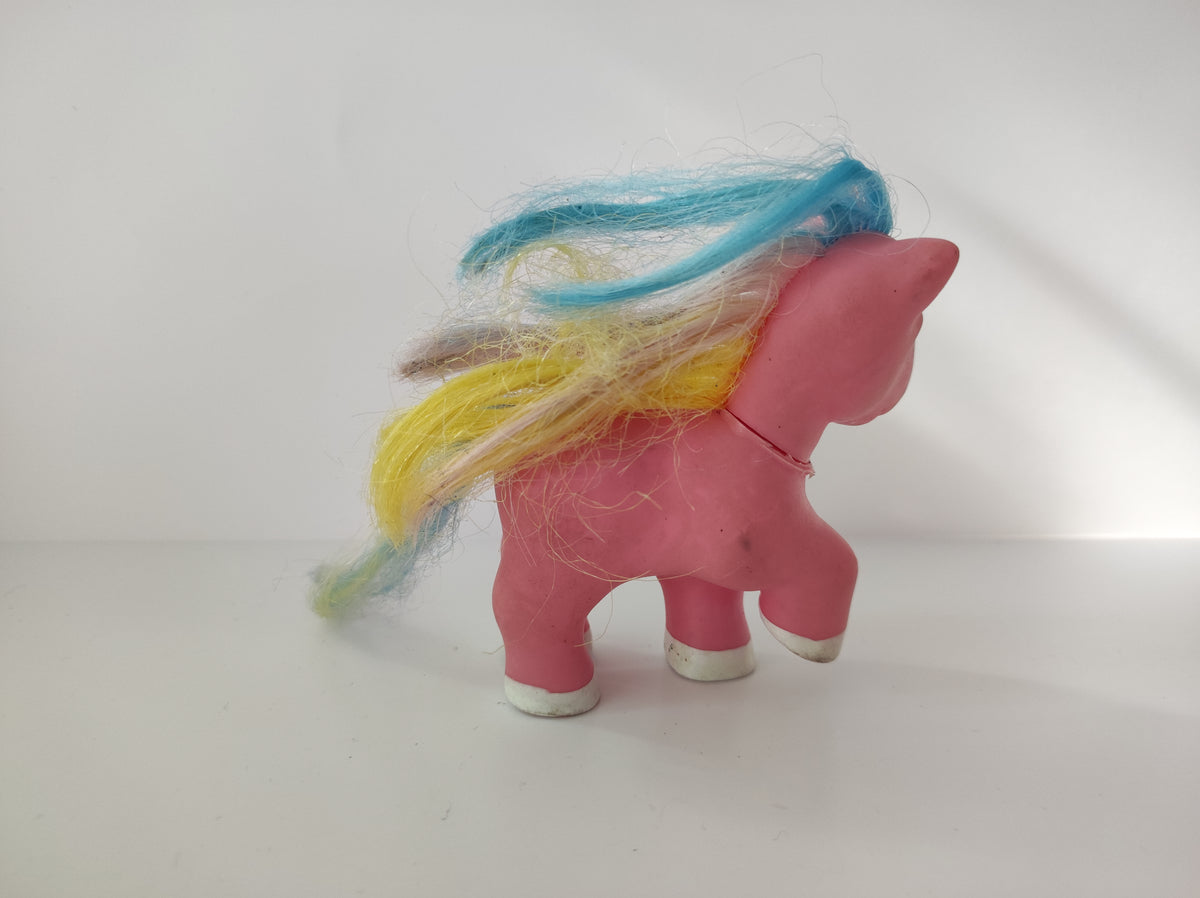 Ponyfigur: Lyserød med flerfarvet man og hale