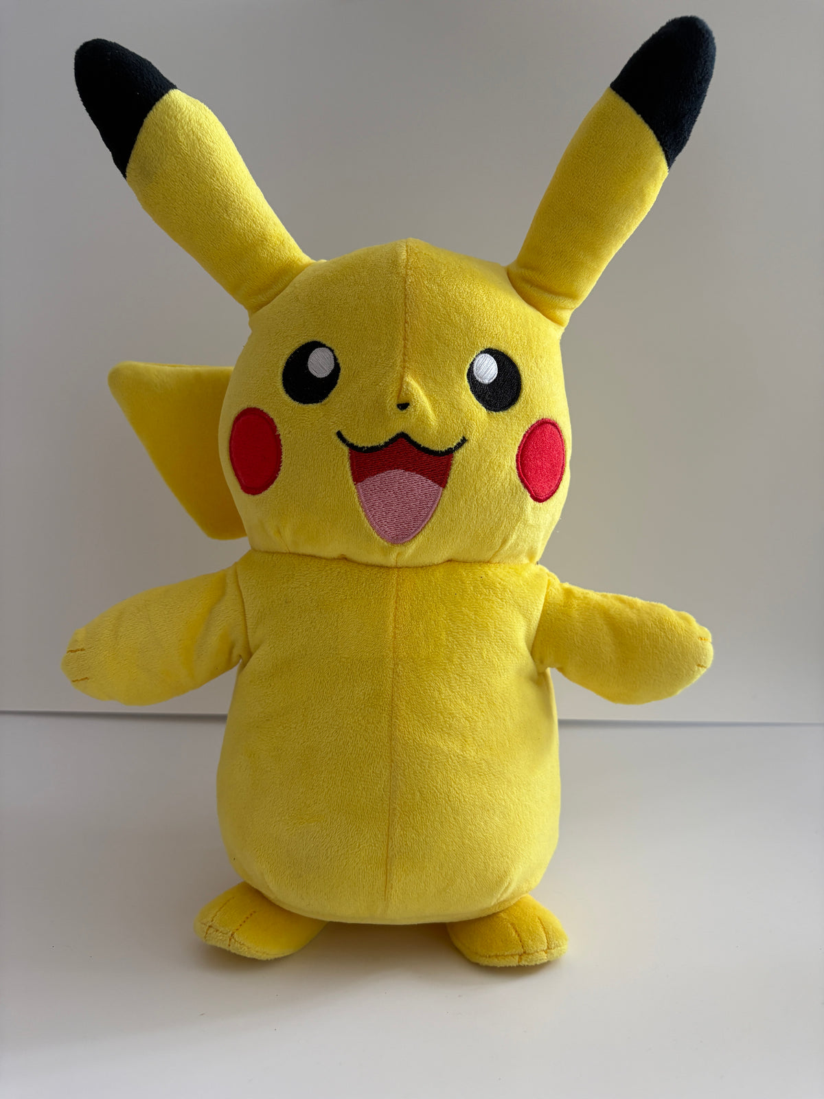 Pokémon Pikachu Elektronisk Bamse - 33cm